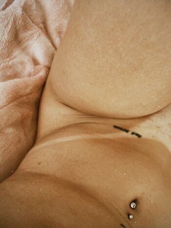 Renata Soares / renatchenham Nude Leaks OnlyFans Photo 2