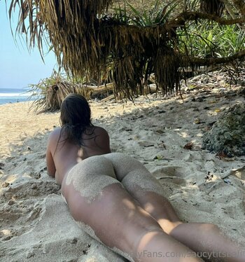 saucytitsbali Nude Leaks Photo 25