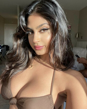 Shreya Arun / arun4yourmoney / shreyaarun Nude Leaks Photo 20