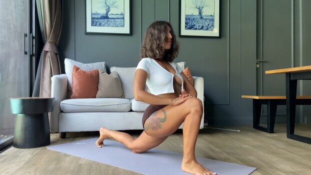 Thais Yoga / Thaisyoga / extremely sexy / layla_yoga / thaisyyoga Nude Leaks OnlyFans Photo 11