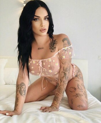 The Queen / thequeeenofff / thequeen_officiial Nude Leaks OnlyFans Photo 1