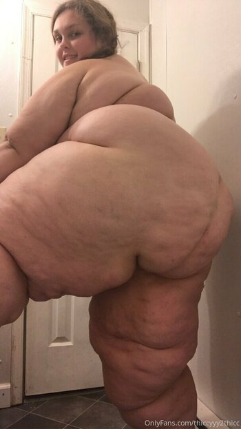 thiccyyy2thicc Nude Leaks Photo 2