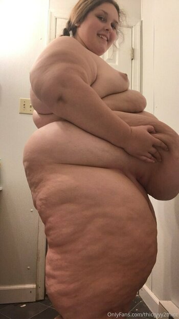 thiccyyy2thicc Nude Leaks Photo 3