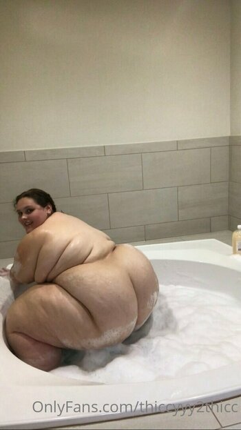 thiccyyy2thicc Nude Leaks Photo 17