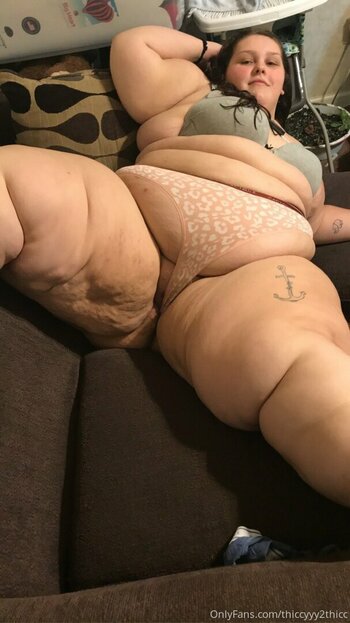 thiccyyy2thicc Nude Leaks Photo 33
