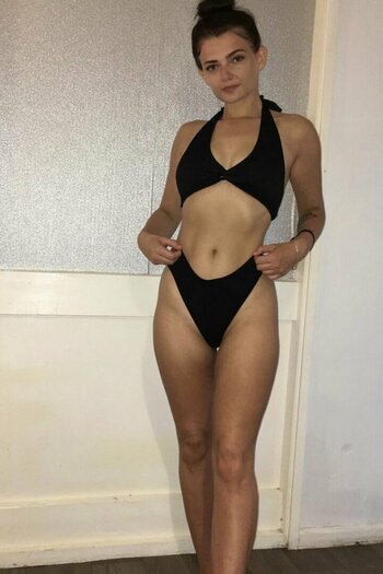 Victoria Ross / raisingrosie / victoriiaross Nude Leaks OnlyFans Photo 1