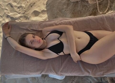 Xenia Tchoumi Nude Leaks Photo 16