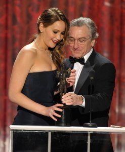 jennifer-lawrence-robert-de-niro-oscars.jpg