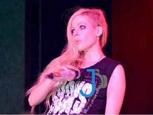 avril-lavigne-latest-victim-of-fappening-hello-kitty-lingerie-goes-viral.jpg