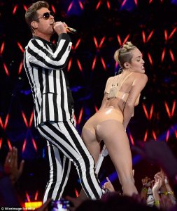 Miley-Cyrus-raunchy-dances-with-Robin-Thicke-at-the-2013-MTV-Video-Music-Awards-8-506x600.jpg