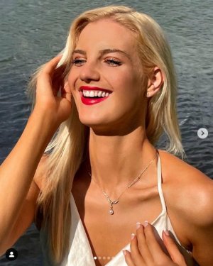 Screenshot 2021-11-18 at 12-00-23 Nadia Chloe Rose.jpg