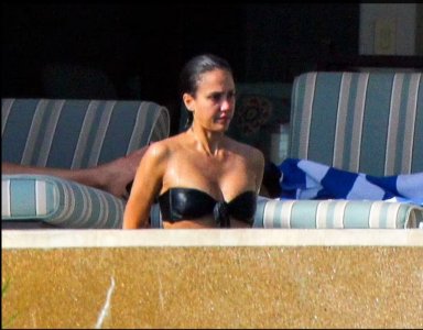 Jessica_Alba_New_Bikini_Photo_400.jpg