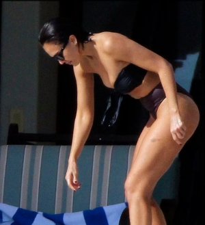 Jessica_Alba_New_Bikini_Photo_200.jpg