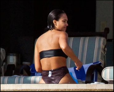 Jessica_Alba_New_Bikini_Photo_100.jpg