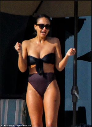Jessica_Alba_New_Bikini_Photo_2.jpg
