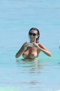 Emily Ratajkowski Sexy Topless 5.jpg