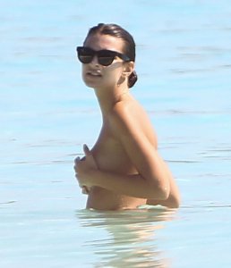 Emily Ratajkowski Sexy Topless 43.jpg