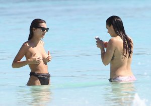 Emily Ratajkowski Sexy Topless 99.jpg