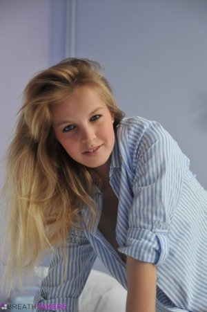 0001-06 thefappeningblog.com.jpg