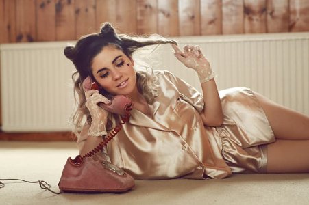 marina-diamandis-marina-and-the-diamonds-brunette-satin-gloves-hd-wallpaper-preview.jpg