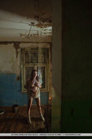 sexy-victoria-daniels-in-abandoned-building-05 thefappeningblog.com.jpg