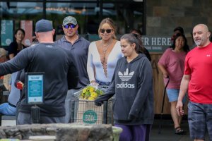 Mariah Carey Braless 9.jpg