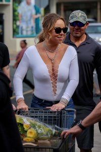 Mariah Carey Braless 22.jpg