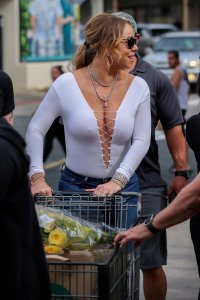 Mariah Carey Braless 26.jpg