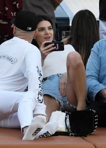 Kendall Jenner Braless 7.jpg