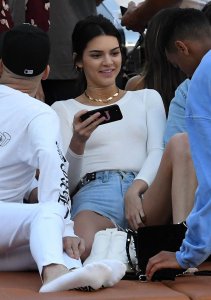 Kendall Jenner Braless 55.jpg