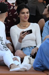 Kendall Jenner Braless 57.jpg