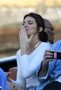 Kendall Jenner Braless 66.jpg