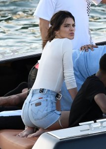 Kendall Jenner Braless 70.jpg