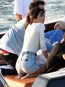 Kendall Jenner Braless 72.jpg