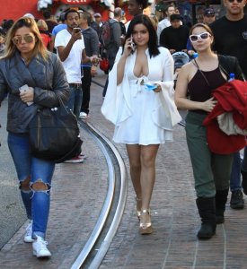 Ariel Winter Cleavage 11.jpg