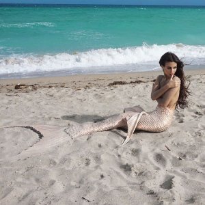 Madison Reed and Victoria Justice Sexy 5.jpg