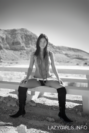 rosa m black ans white.png