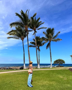 lil old me..just mindin my beeeznas. --_0(image0).JPG