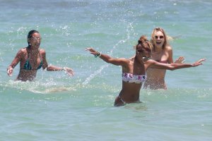Romee Strijd, Jasmine Tookes & Lais Ribeiro Sexy thefappening.so 36.jpg
