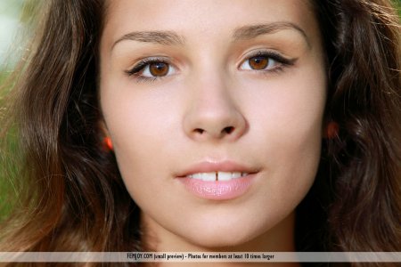 sexy-brunette-shows-off-her-wonderful-curves-05 thefappeningblog.com.jpg