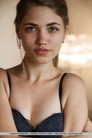 take-a-good-look-at-jasminas-gorgeous-and-curvy-body-15 thefappeningblog.com.jpg