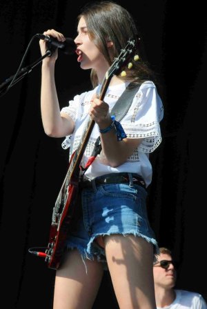 foxes-haim-07121404.jpg