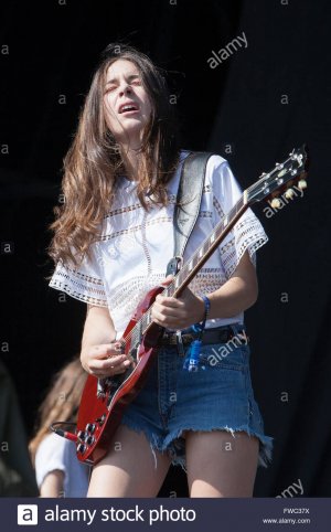 haim-performing-live-at-the-t-in-the-park-festival-in-scotland-2015-FWC37X.jpg