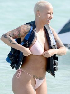 Amber Rose Bikini 002.jpg