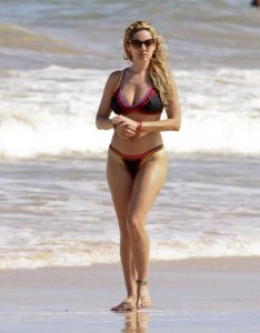 Kelly Brook in Bikini 07.jpg