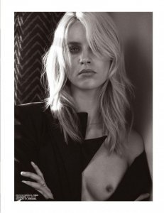 Julia Frauche Naked 07.jpg