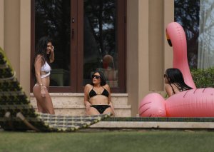 Kim & Kourtney Kardashian Sexy 3 thefappening.so.jpg