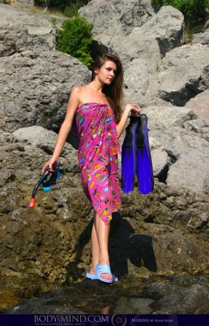 marina-loves-seashells-01 thefappeningblog.com.jpg