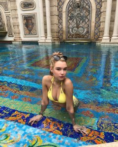 Sarah Snyder Sexy 2.jpg