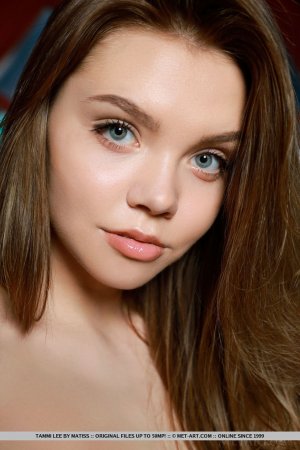 tammi-lee-sensually-flaunts-her-sweet-shaved-muff-on-the-camera-15 thefappeningblog.com.jpg